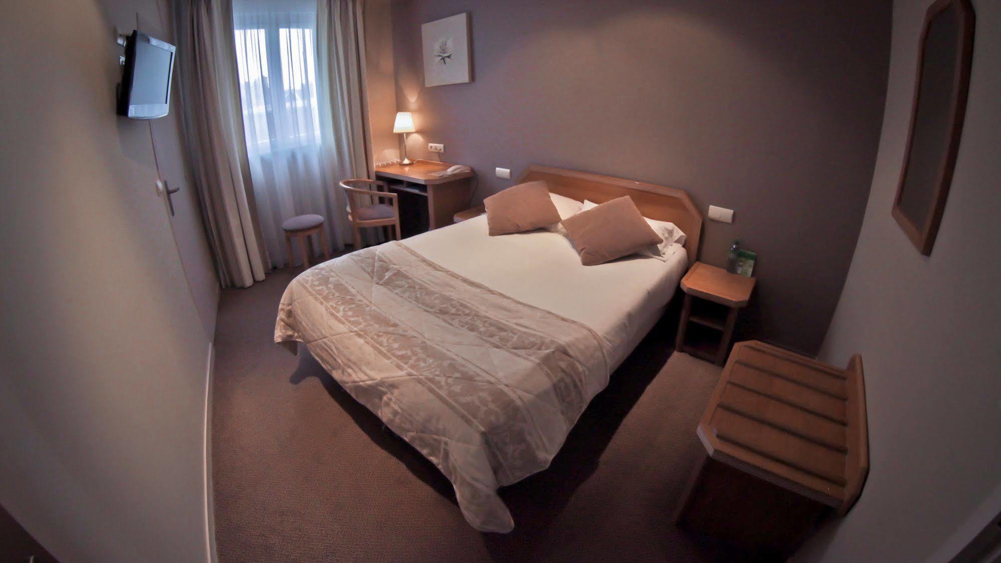 Brit Hotel Les Voyageurs Loudéac Buitenkant foto